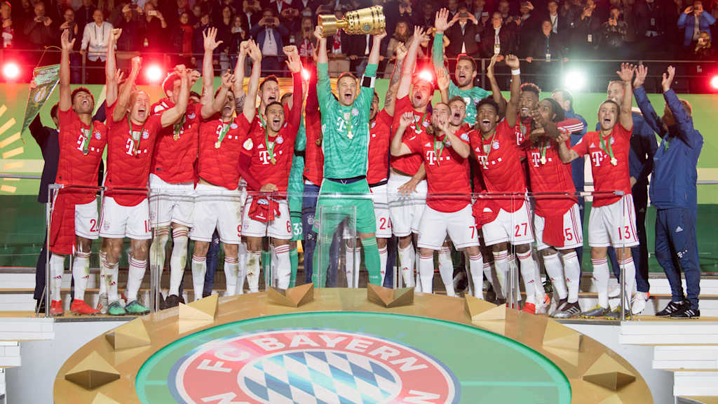 Manuel Neuer hoists the DFB Cup