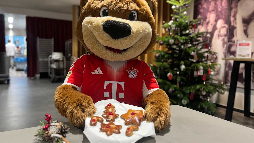 Berni präsentiert seine verzierten Lebkuchen auf einem Teller.