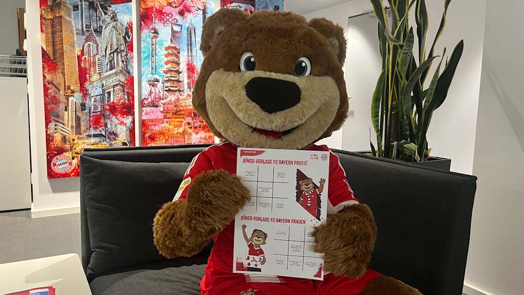 Berni sitzt auf einem Sofa mit der Bingo-Vorlage in den Tatzen!