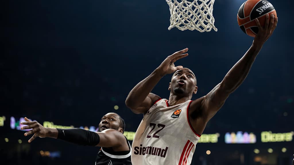 Isiaha Mike mit dem Layup