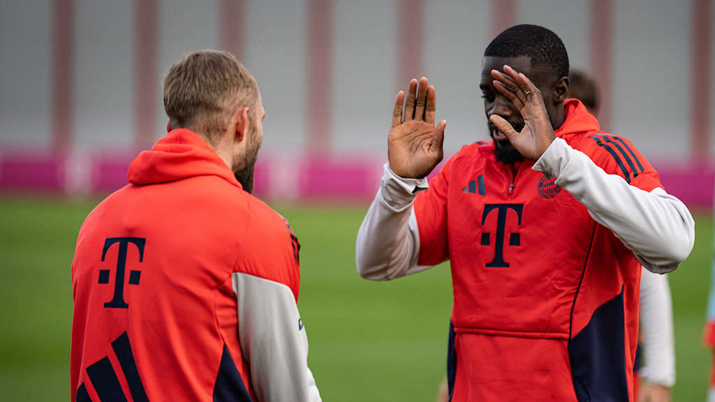 Dayot Upamecano schlägt ein mit Konrad Laimer im Training des FC Bayern