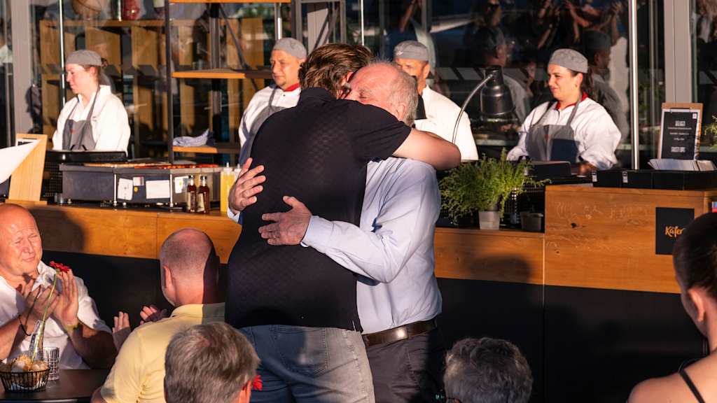 Marko Pesic und Uli Hoeneß umarmen sich