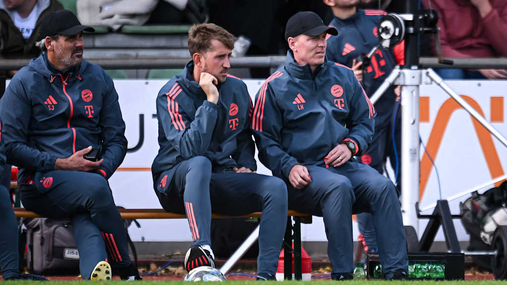 Simon Jentzsch (links) schaut gespannt das Spiel der FC Bayern U17.
