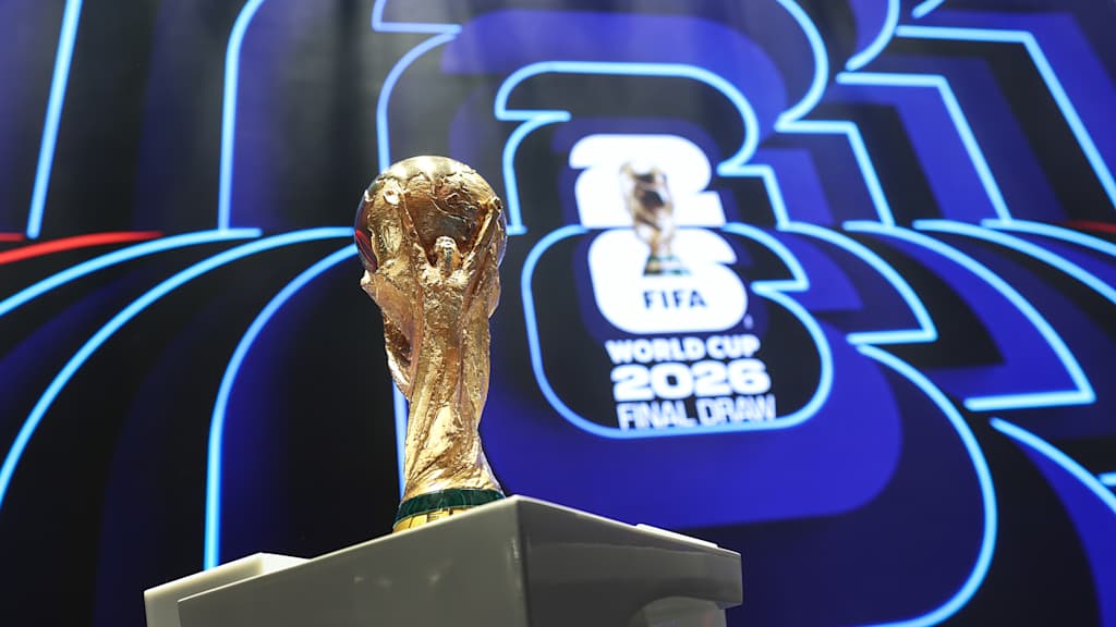 La Copa del Mundo sobre un podio durante el sorteo de los grupos para la fase final de 2026.