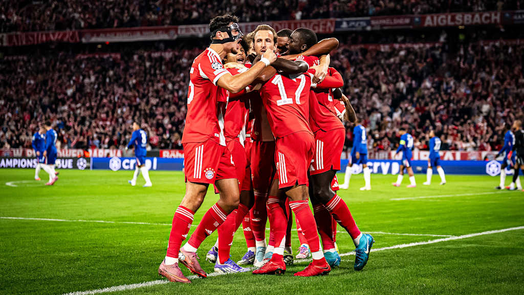 Harry Kane, Aleksandar Pavlović und Co. jubeln während des Heimspiels des FC Bayern zum Auftakt in die Champions League gegen den FC Chelsea