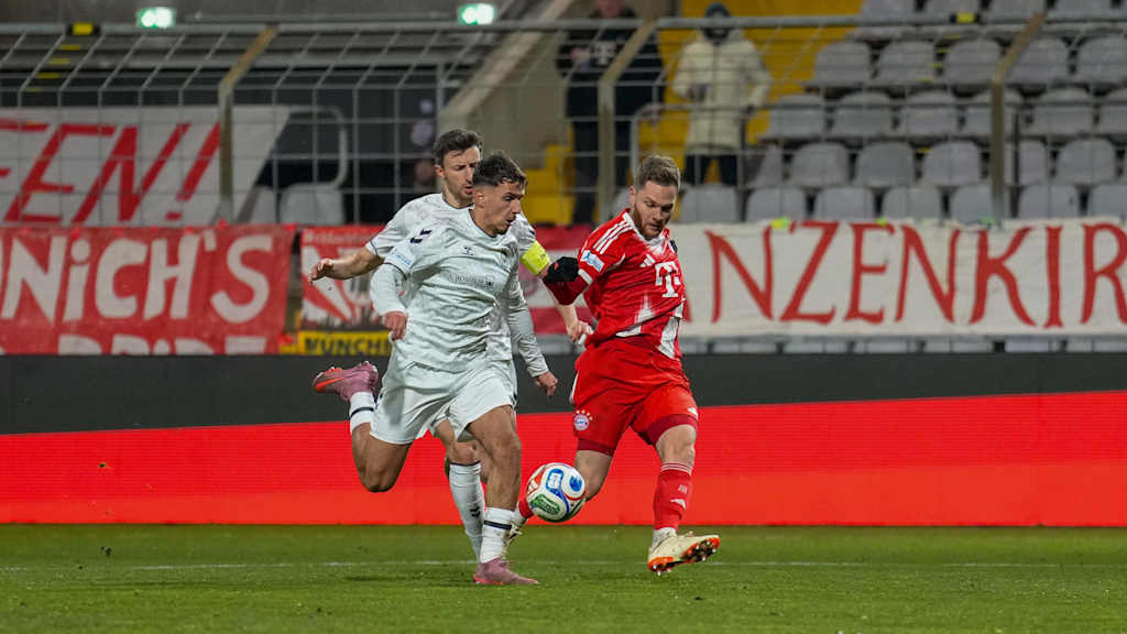 Benno Schmitz spielt den Ball unter Bedrängnis des Gegenspielers.