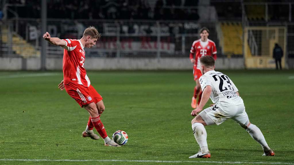 Anton Heinz schaut auf den Ball an seinem Fuß.