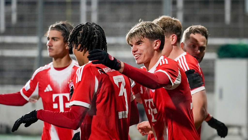 Guido Della Rovere lacht Julien Yanda an.