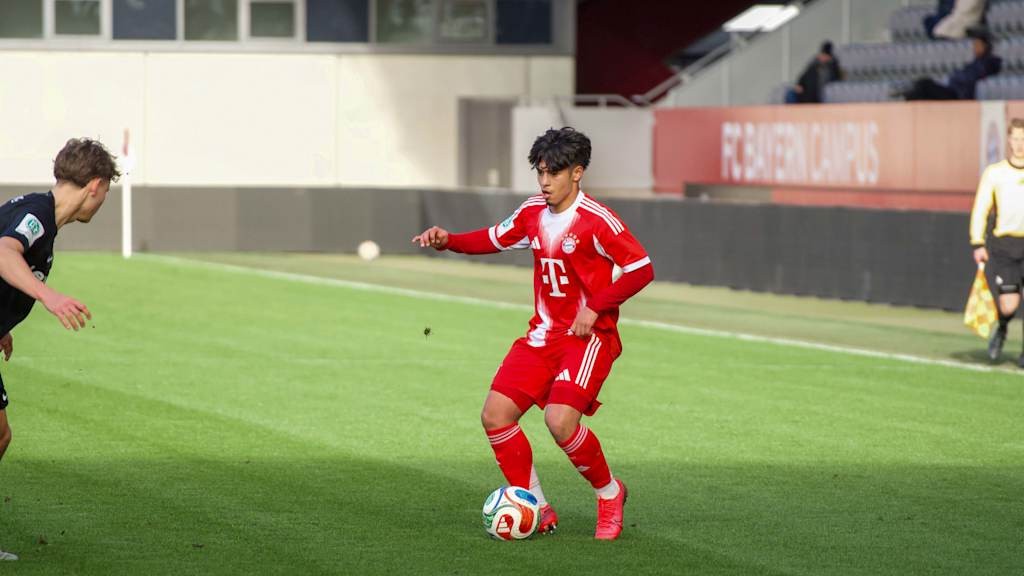 Maycon Douglas Cardozo mit dem Ball am Fuß.