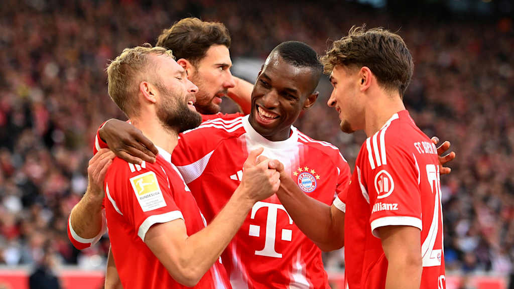 Laimer, Jackson und Bischof jubeln nach dem 1:0 im Bundesliga-Spiel des FC Bayern beim VfB Stuttgart