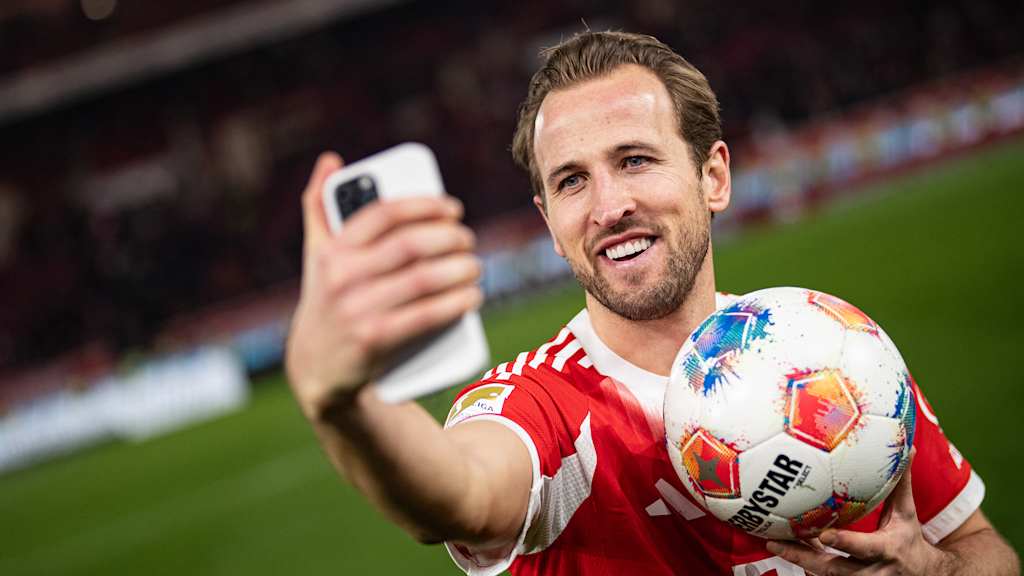 Harry Kane macht ein Selfie mit dem Spielball vom Duell mit dem VfB Stuttgart