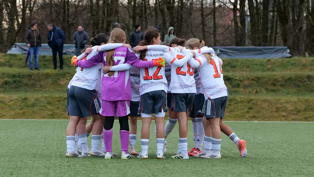 Die Spielerinnen der U15 des FC Bayern bilden einen Kreis vor dem Spiel.