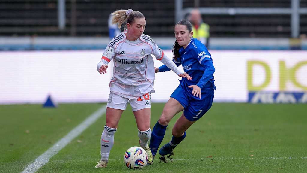 FCB-Frauen II Spielerin Maria Plattner im Zweikampf.