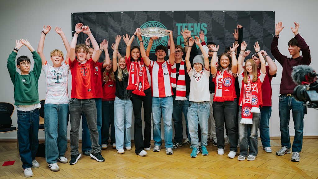 Mitglieder des FC Bayern TEENS Club mit der Meisterschale