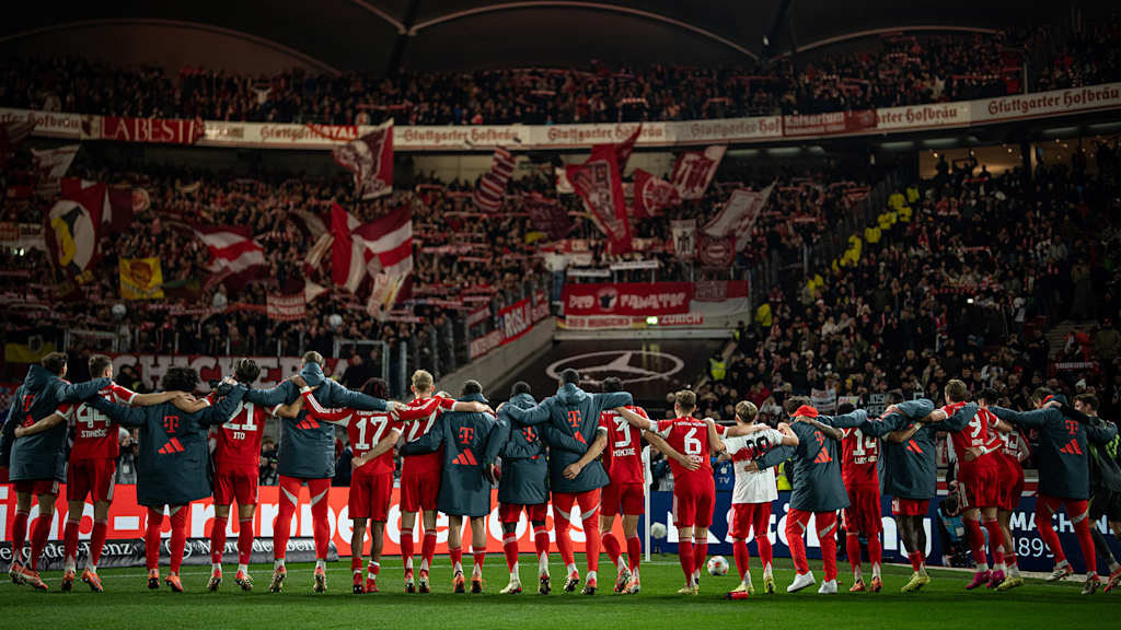 Die Mannschaft feiert mit den Fans in der Kurve nach dem 5:0-Sieg im Bundesliga-Spiel des FC Bayern beim VfB Stuttgart
