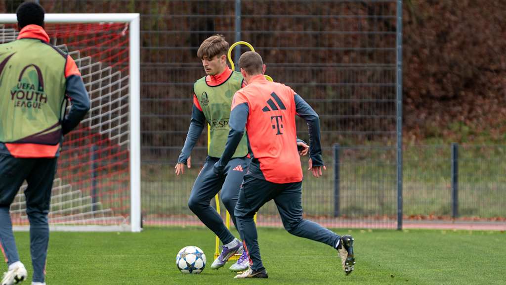 Raphael Pavlic mit dem Ball am Fuß im Training der FC Bayern U19.