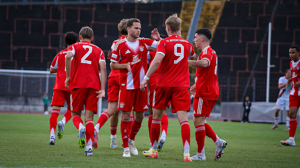Benno Schmitz und seine Teamkollegen bejubeln ein Tor im Spiel der FC Bayern Amateure beim FC Augsburg II