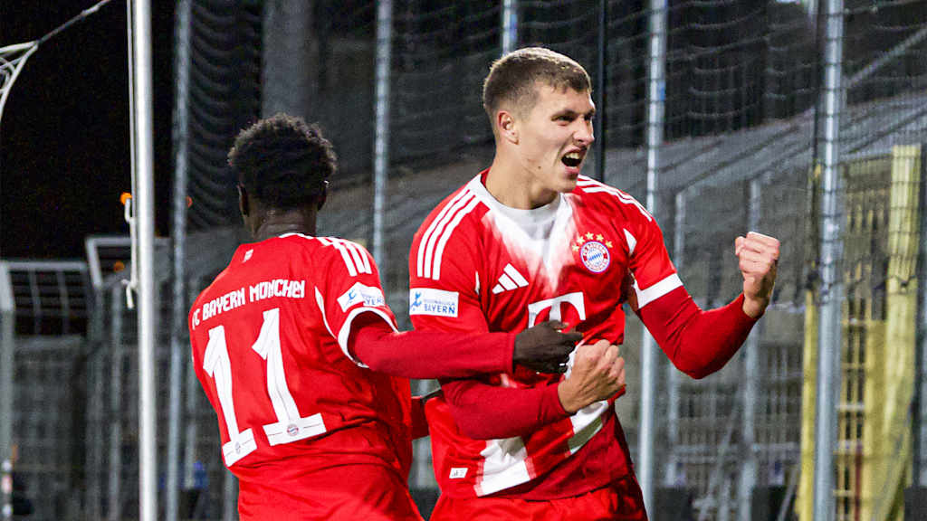Robert Deziel Jr. jubelt während des Heimspiels der FC Bayern Amateure in der Regionalliga Bayern gegen den FV Illertissen