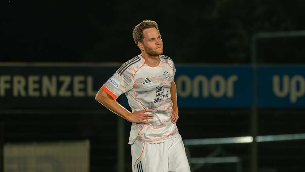 Benno Schmitz blickt traurig ins Leere.