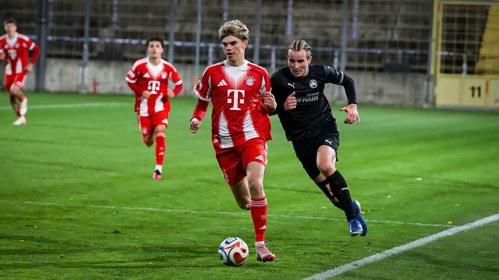 Guido Della Rovere mit Ball am Fuß während des Heimspiels der FC Bayern Amateure in der Regionalliga Bayern gegen den FV Illertissen
