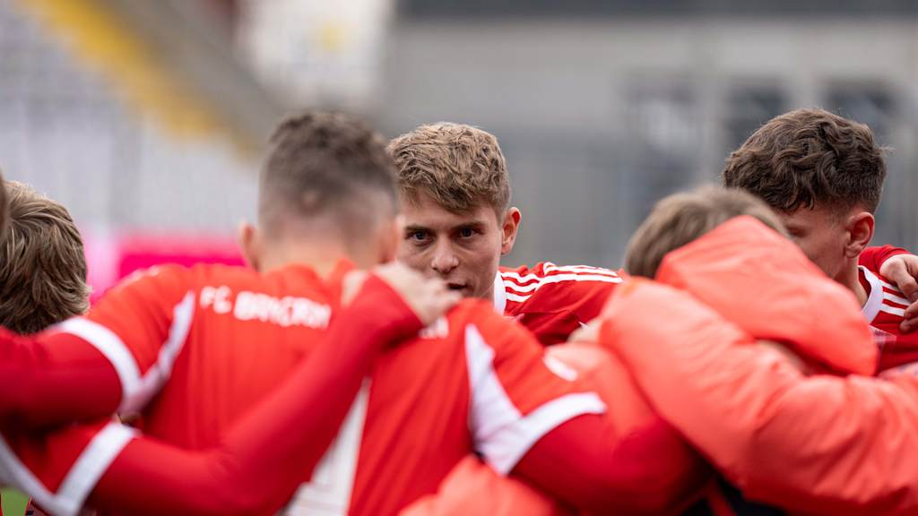 Anton Heinz schaut seinen Mitspieler an.