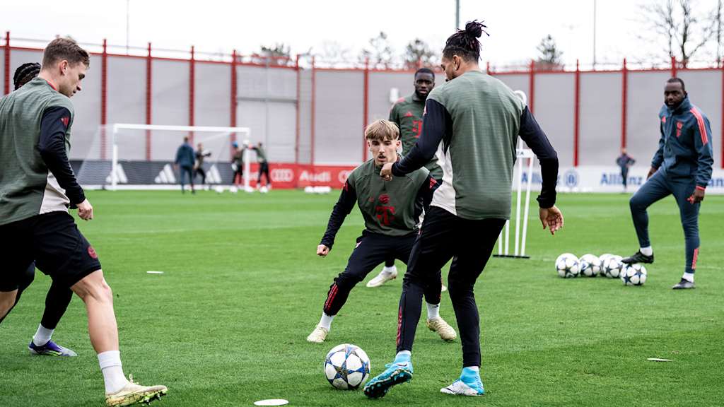 Michael Olise im Zweikampf mit Lennart Karl im Abschlusstraining des FC Bayern vor dem Champions League-Spiel gegen Sporting Lissabon