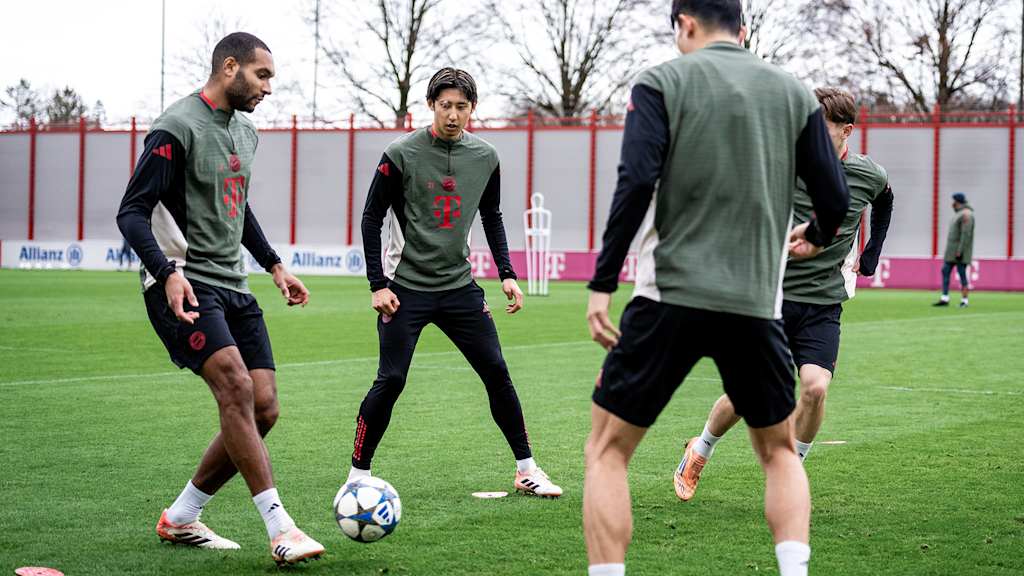 Jonathan Tah und Hiroki Ito im Abschlusstraining des FC Bayern vor dem Champions League-Spiel gegen Sporting Lissabon