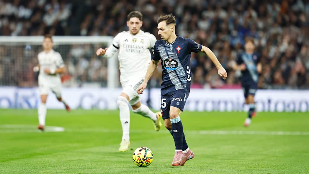 Bryan Zaragoza führt den Ball im Spiel gegen Real Madrid.