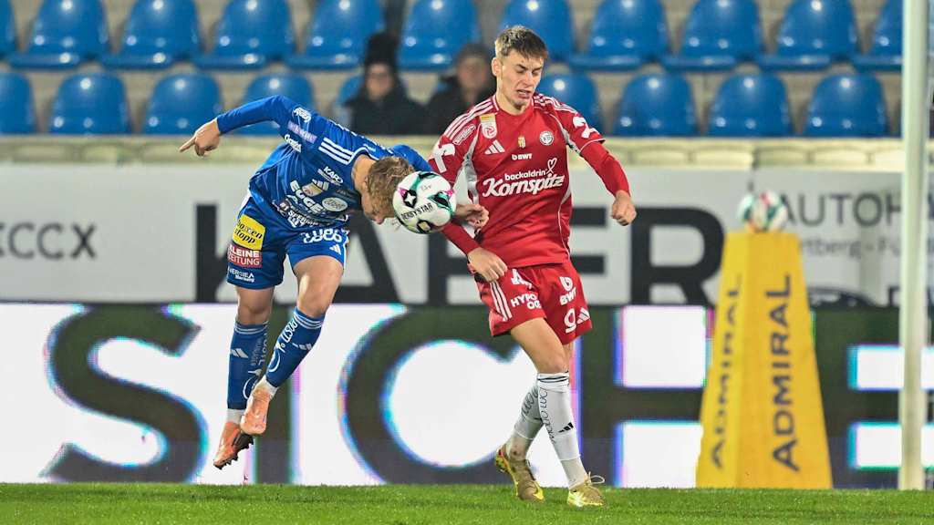 Maximilian Hennig köpft im Duell mit seinem Gegenspieler den Ball weg.
