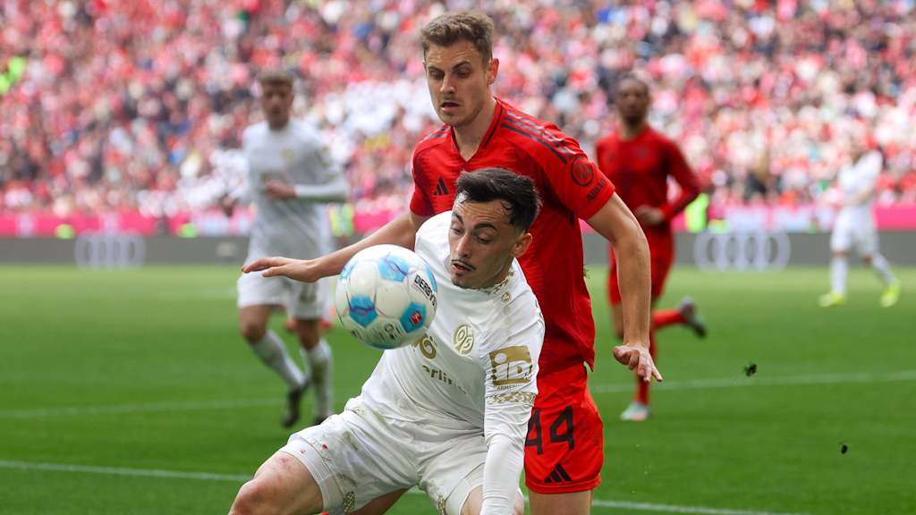 Josip Stanisic im Zweikampf mit Mainz Paul Nebel