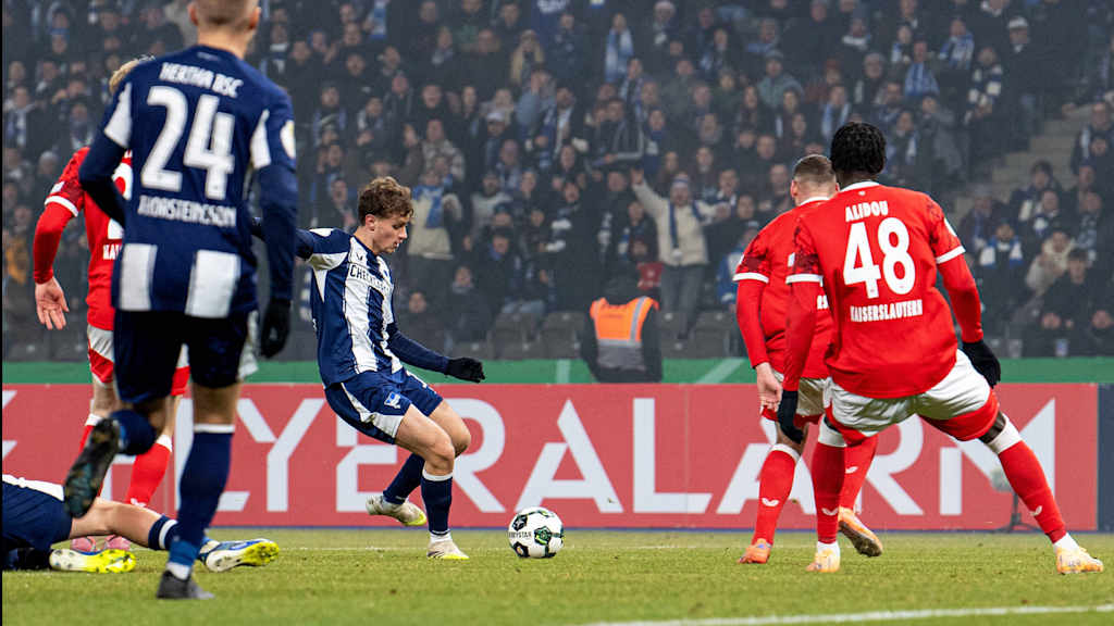 Maurice Krattenmacher beim Torschuss zum 6:1 gegen Kaiserslautern.
