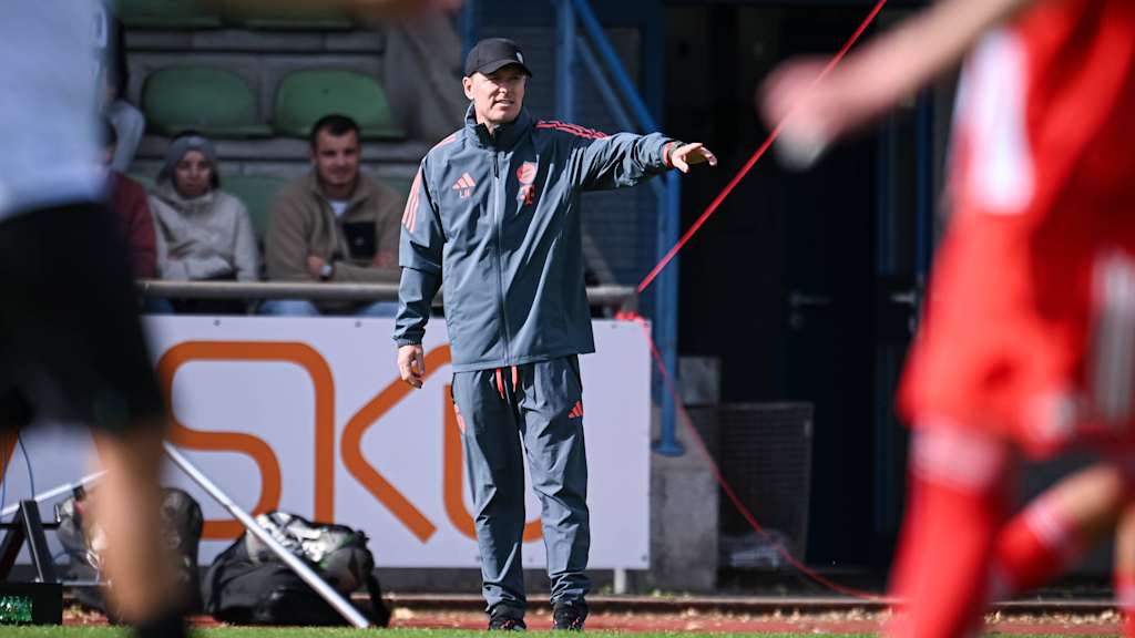 Leonhard Haas, Trainer der U17 des FC Bayern, gibt Anweisungen an seine Spieler.