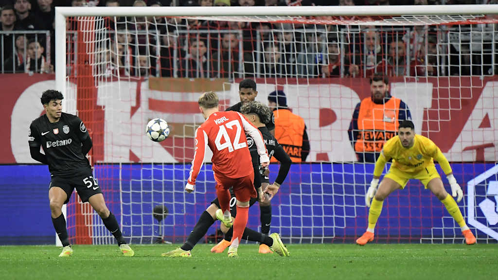 Lennart Karl schießt im Spiel gegen Sporting auf das Tor