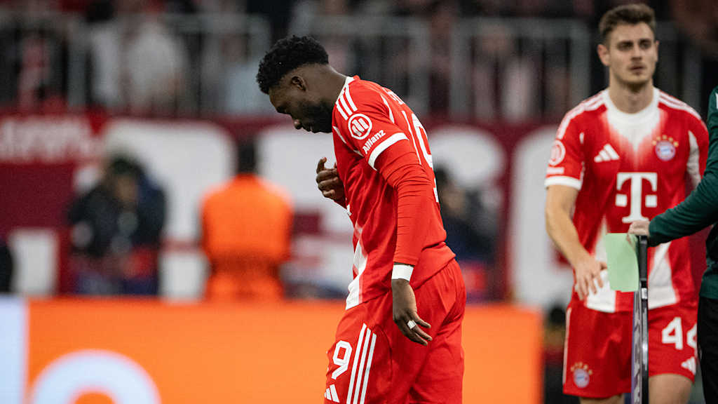 Alphonso Davies betritt nach seiner Einwechslung gegen Sporting den Platz