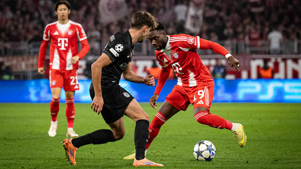 Alphonso Davies im Zweikampf mit einem Sporting-Spieler