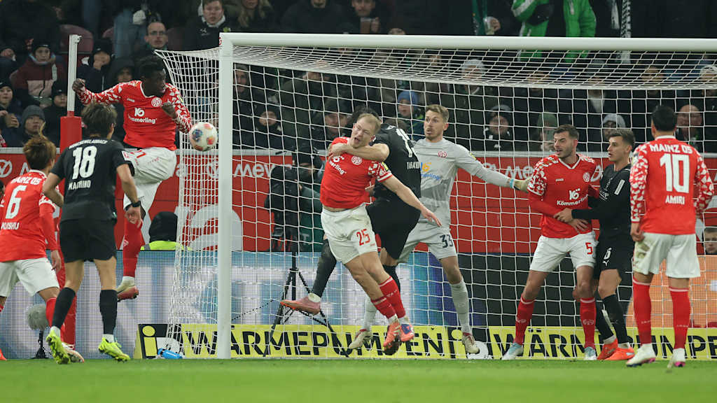 An attempt strikes Mainz's Danny Costa, who inadvertently scores an own goal