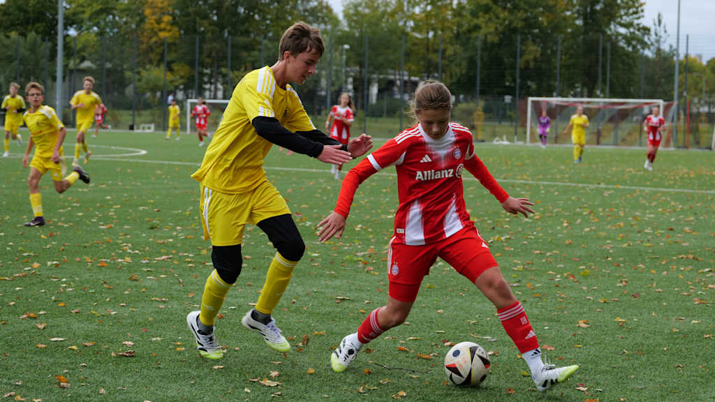 Eine U15-Spielerin im Duell mit einem Jungen.