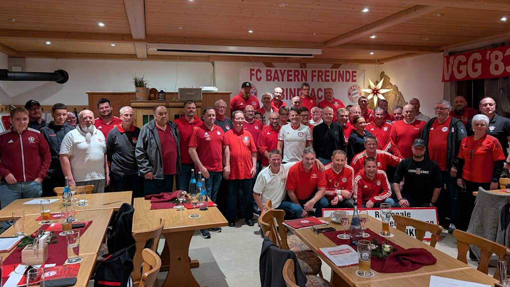Bayernfans haben sich für ein Gruppenfoto aufgereiht.