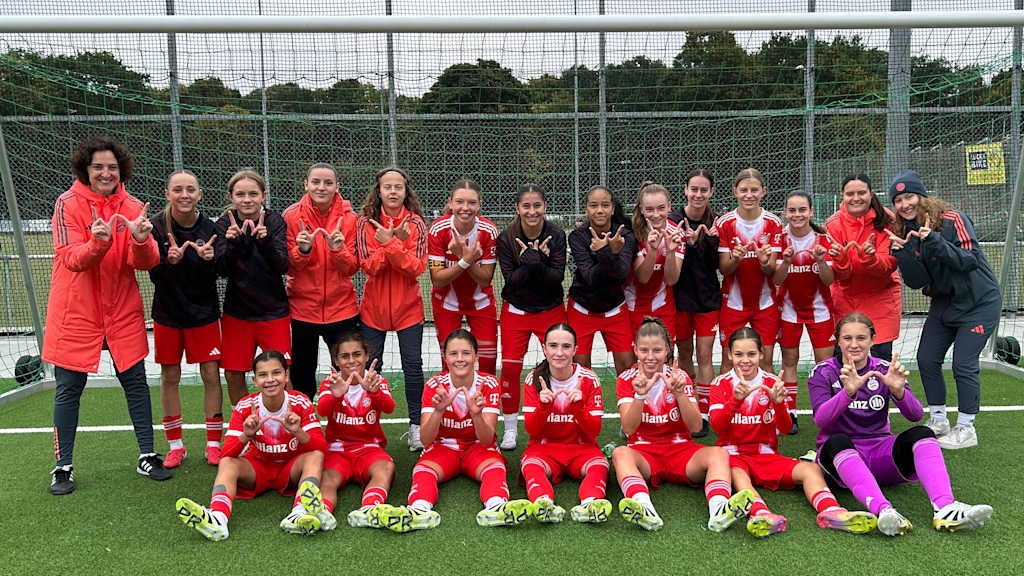 Die U15-Juniorinnen jubeln gemeinsam mit Trainerin Ivon Karras.
