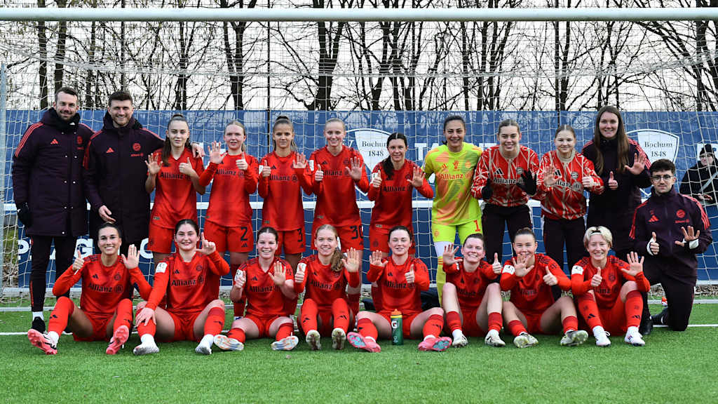 Die FC Bayern Frauen II nach ihrem Auftaktsieg in Bochum.
