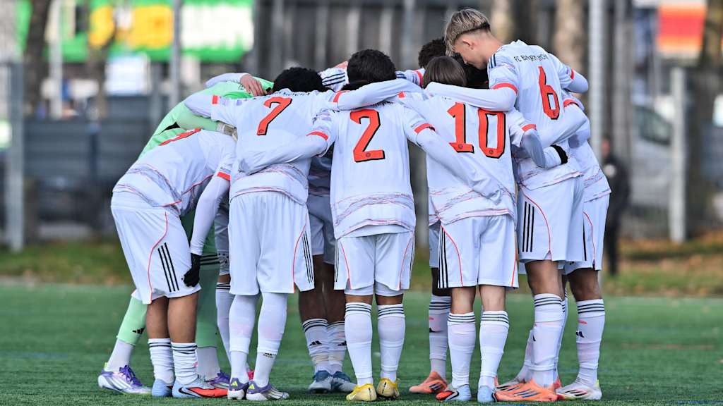 Die FC Bayern U19 macht einen Kreis vor dem Spiel.