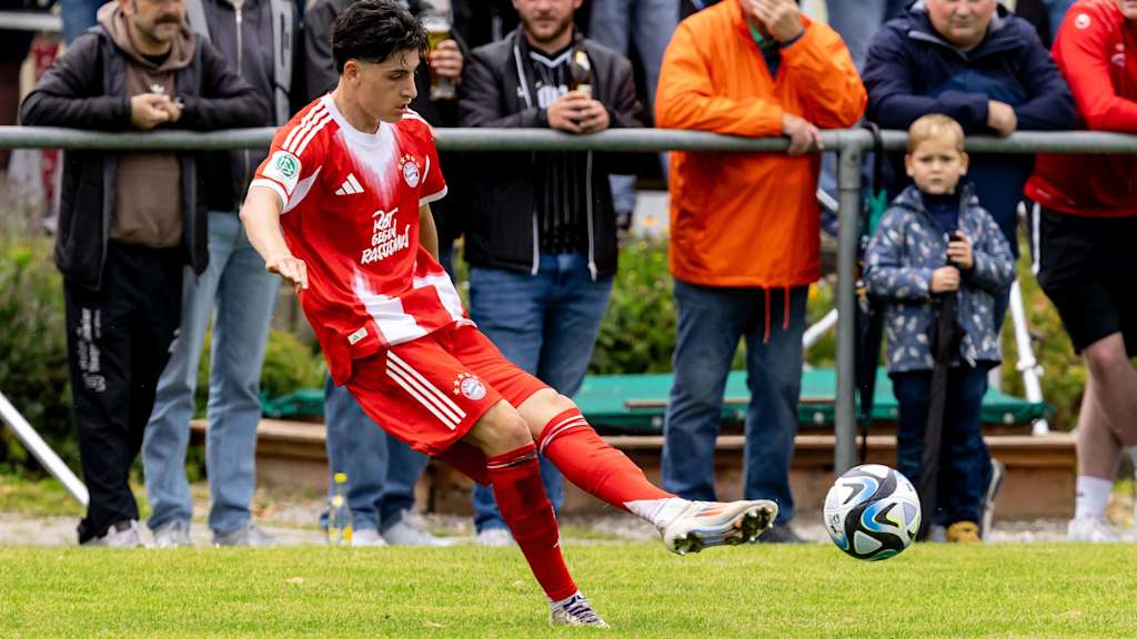 Deniz Ofli tritt einen Freistoß.