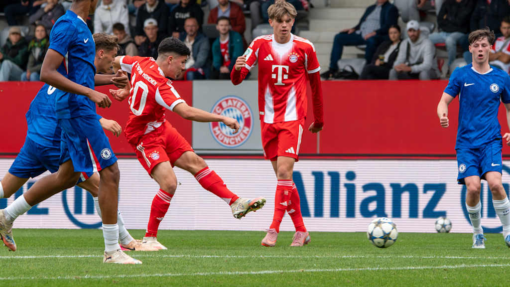 Felipe Chávez schießt aufs Tor.