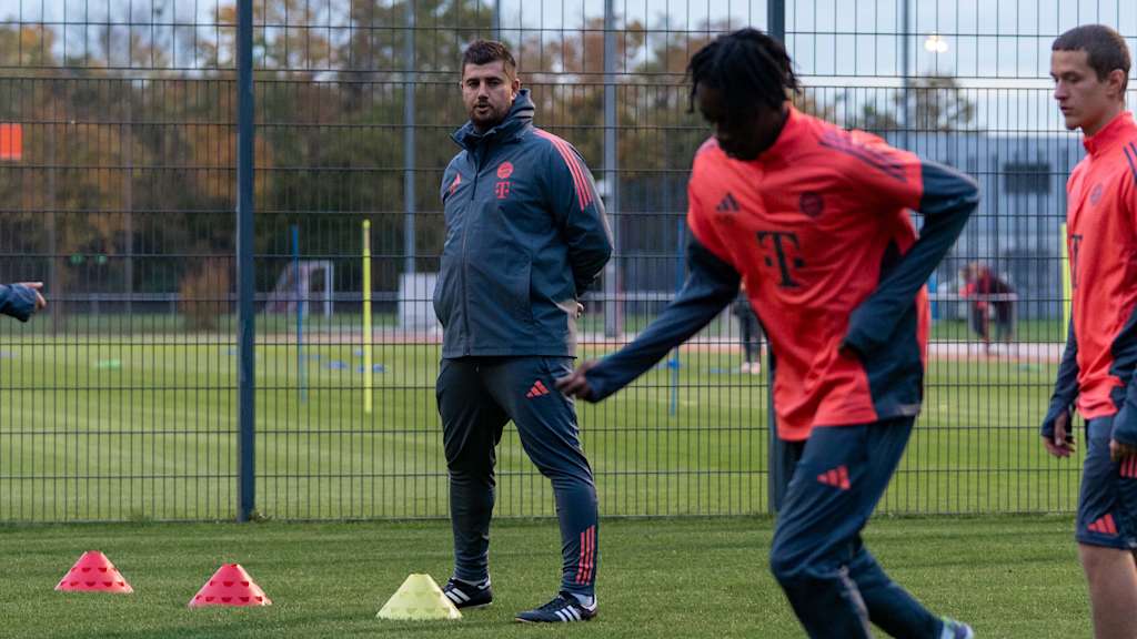 Peter Gaydarov im Training der FC Bayern U19.