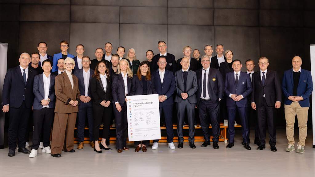 Gruppenbild im Rahmen der Gründung des Frauen-Bundesliga FBL e.V.