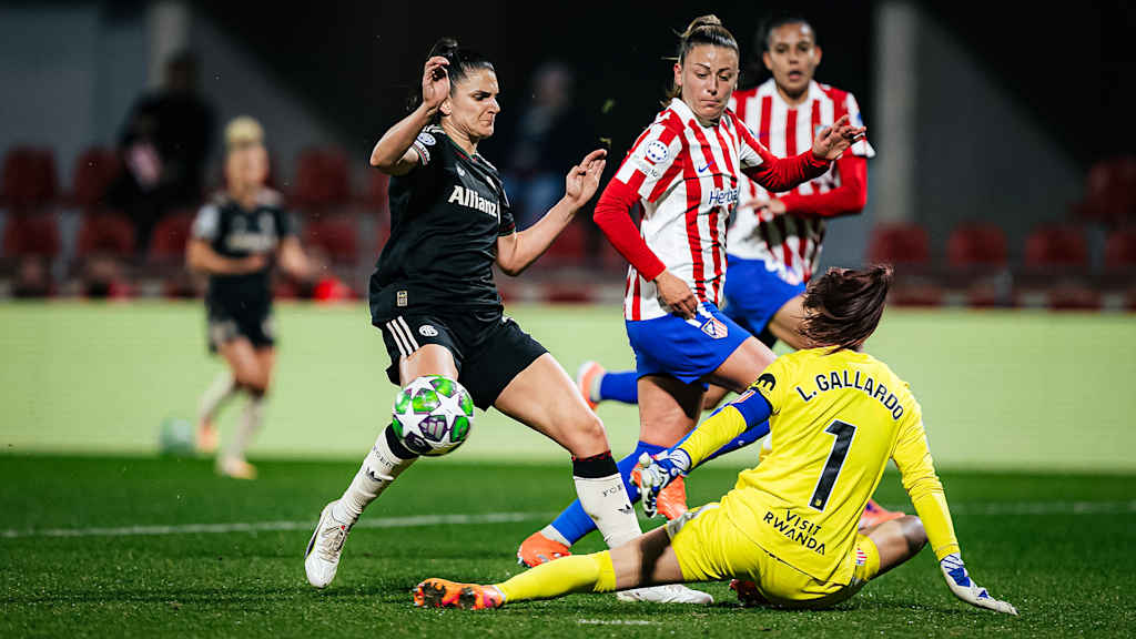 Torhüterin Lola Gallardo kommt gerade so vor Jovana Damnjanović an den Ball während des Auswärtsspiels der FC Bayern Frauen in der UEFA Women’s Champions League bei Atlético Madrid