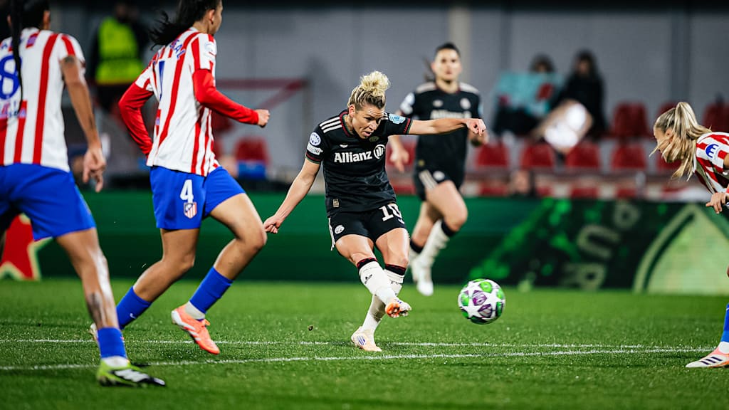 Linda Dallmann beim Torschuss während des Auswärtsspiels der FC Bayern Frauen in der UEFA Women’s Champions League bei Atlético Madrid