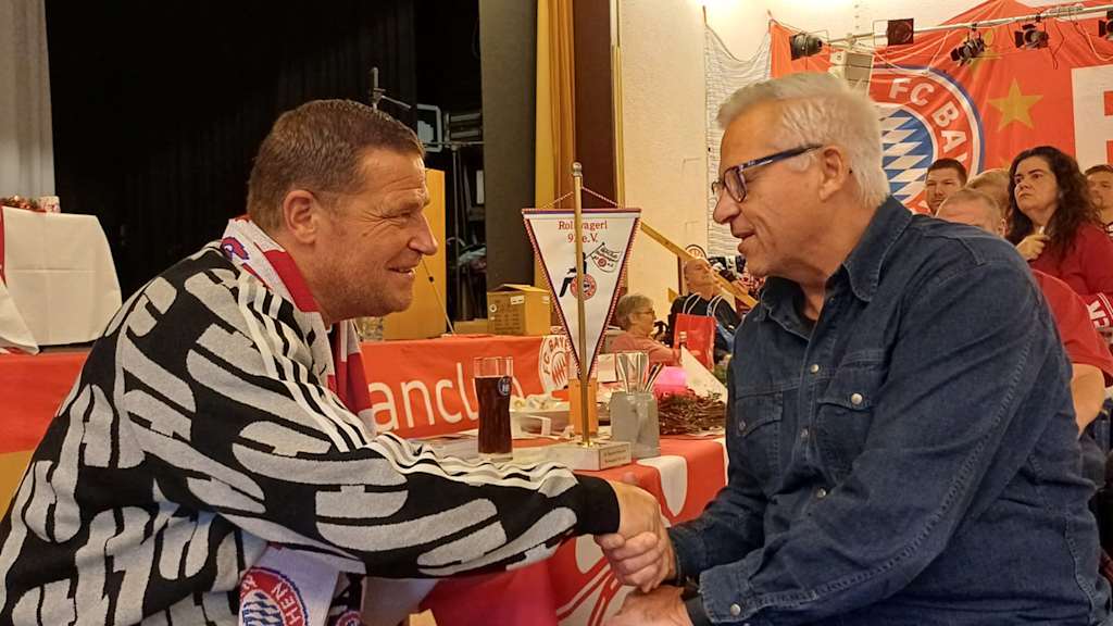 Max Eberl shakes a fan's hand