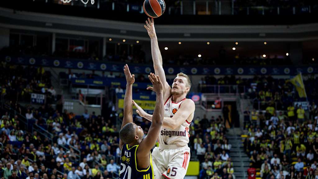 Niels Giffey mit einem Layup