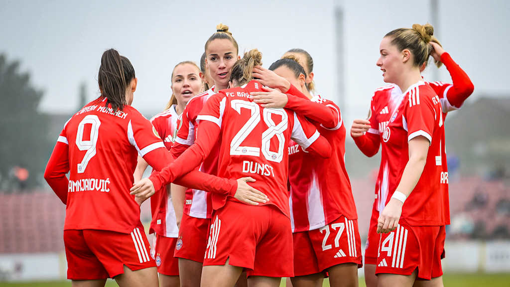 Giulia Gwinn und Co. jubeln während des Auswärtsspiels der FC Bayern Frauen im DFB-Pokal-Achtelfinale beim FC Ingolstadt 04